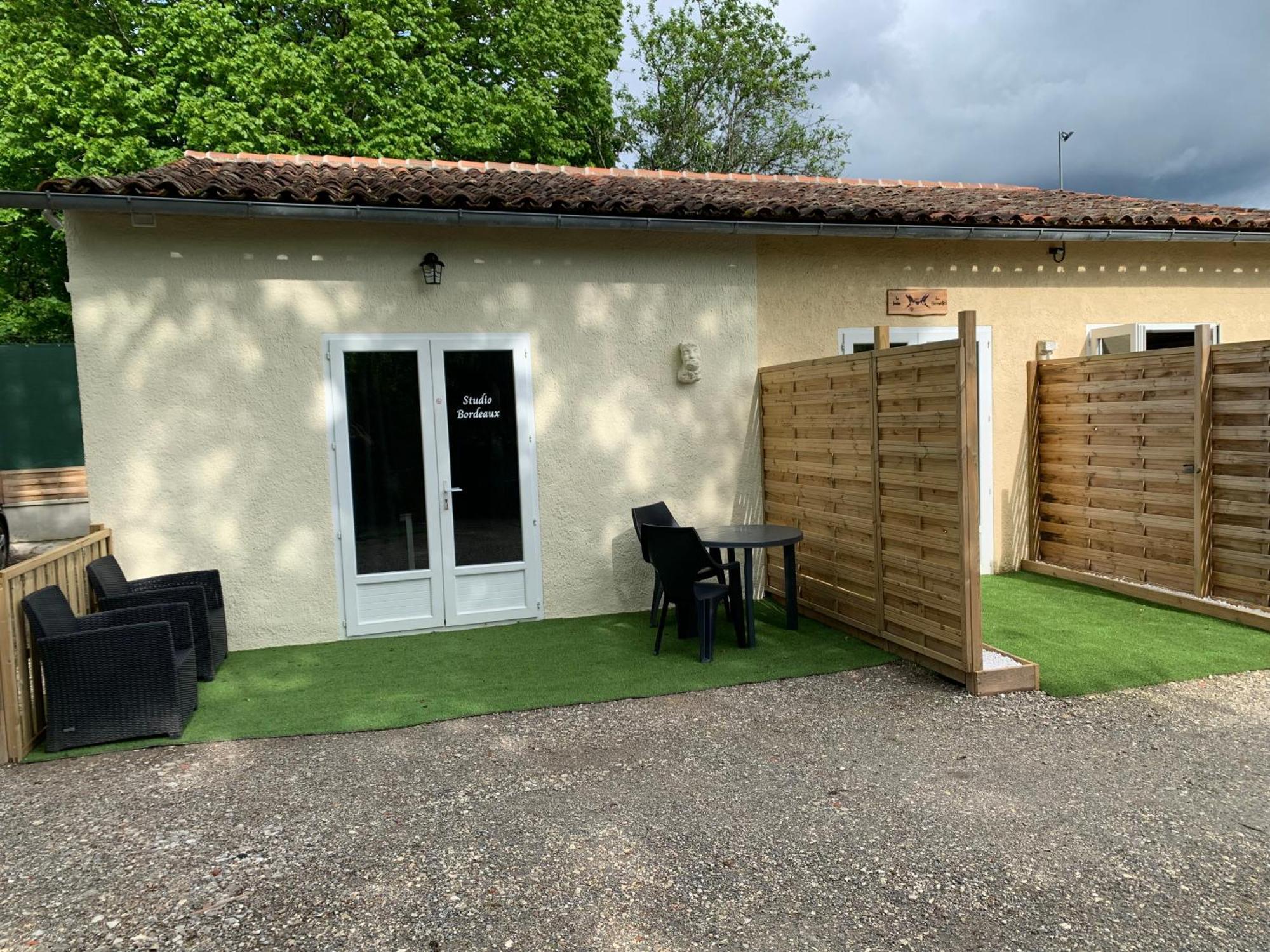 Chambre D'Hotes Naturiste Le Jardin Des Hirondelles Blanzaguet-Saint-Cybard Kültér fotó
